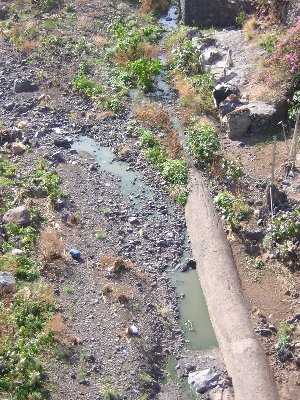 Vertido bajo el Puente Galcer�n