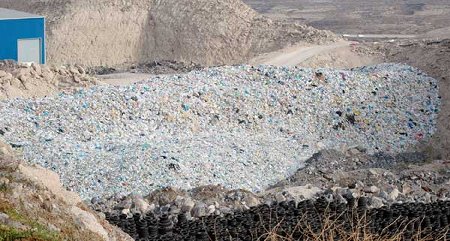 Envases acumulados en el vertedero de Arico