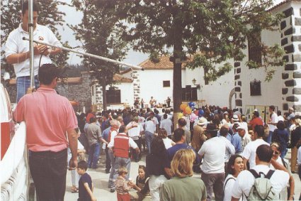 Varias personas en el escenario montado detr�s de la iglesia