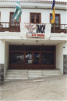 cartel en la fachada del ayuntamiento