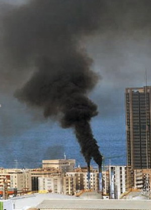 Humo de la refiner�a junto a la torre de Santa Cruz