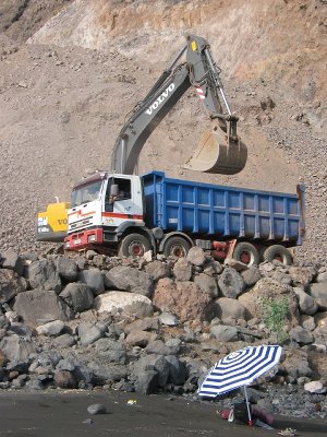 Pala trabajando detr�s de la playa