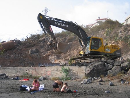 Pala trabajando detr�s de la playa