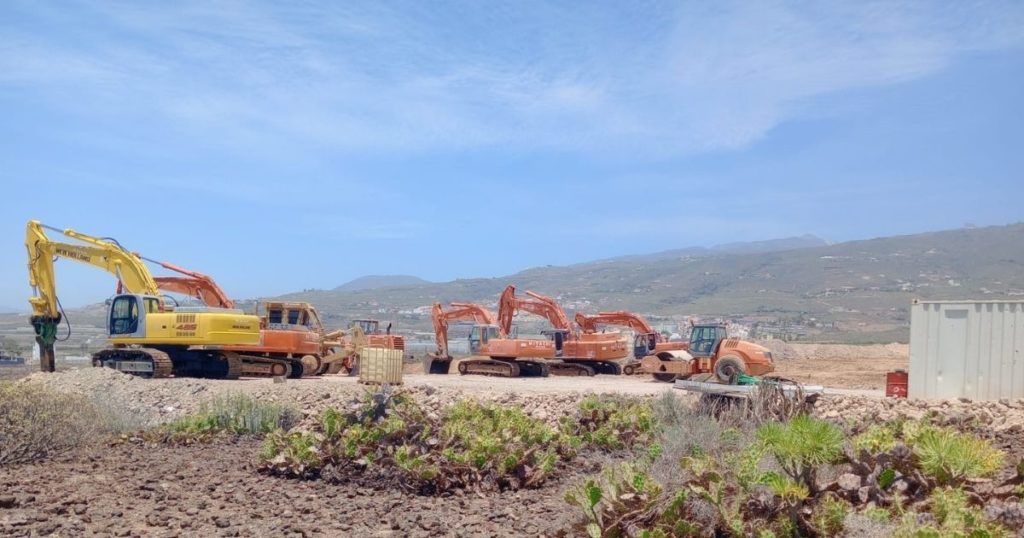 Excavadoras en la carretera a Tumba del Alma