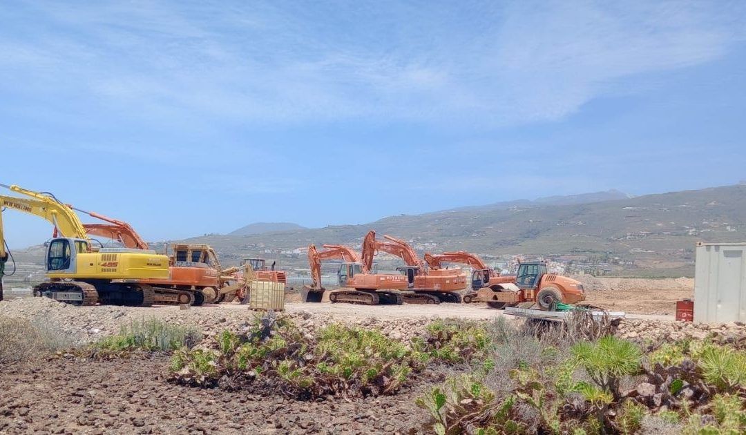 Excavadoras en la carretera a Tumba del Alma