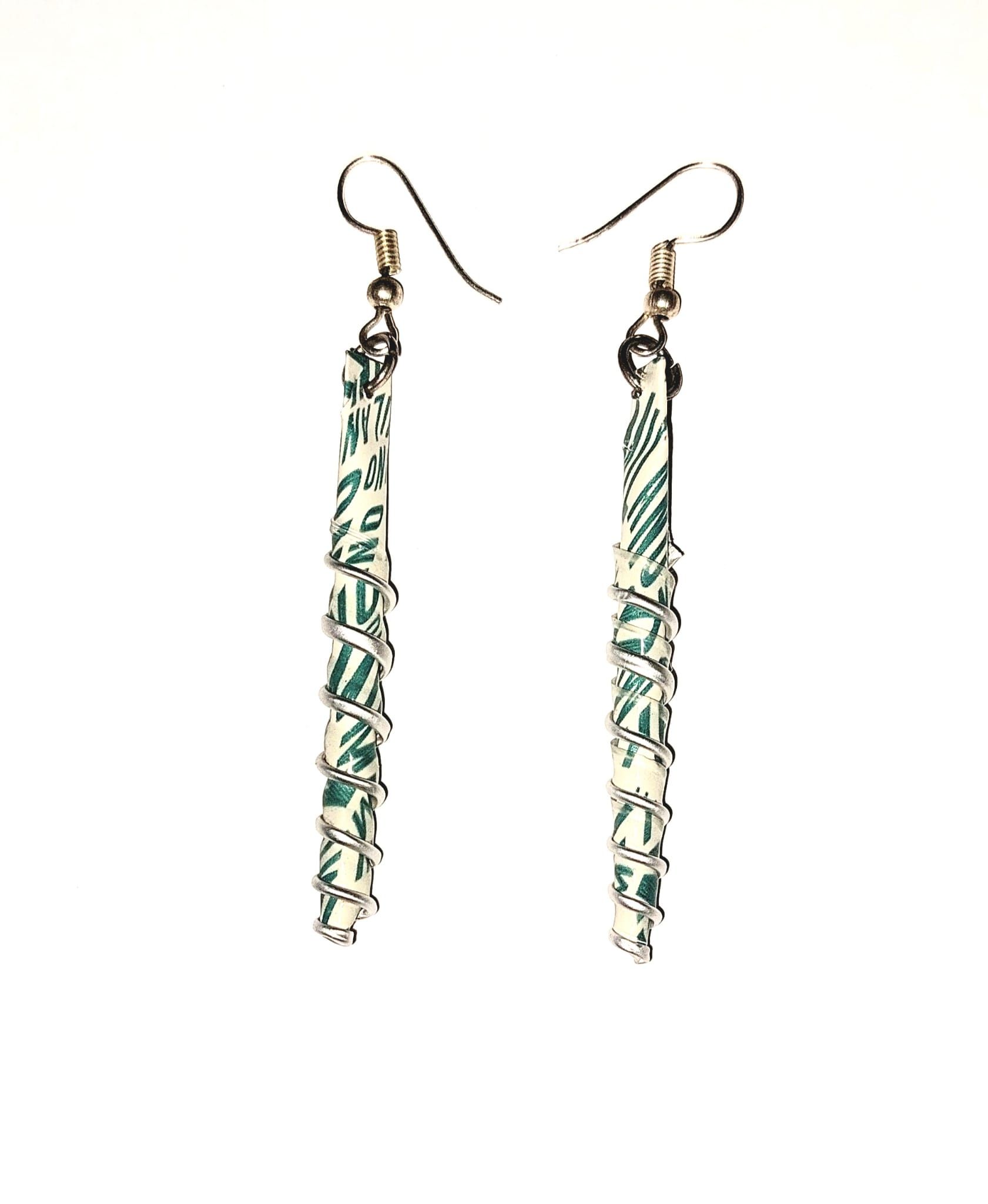 Zarcillo espiral blanco y verde